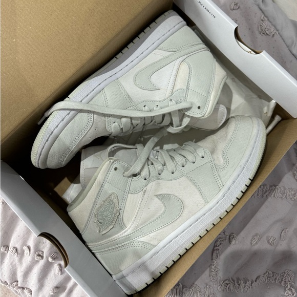 Jordan 1 Aura Mid - Picture 3 of 7